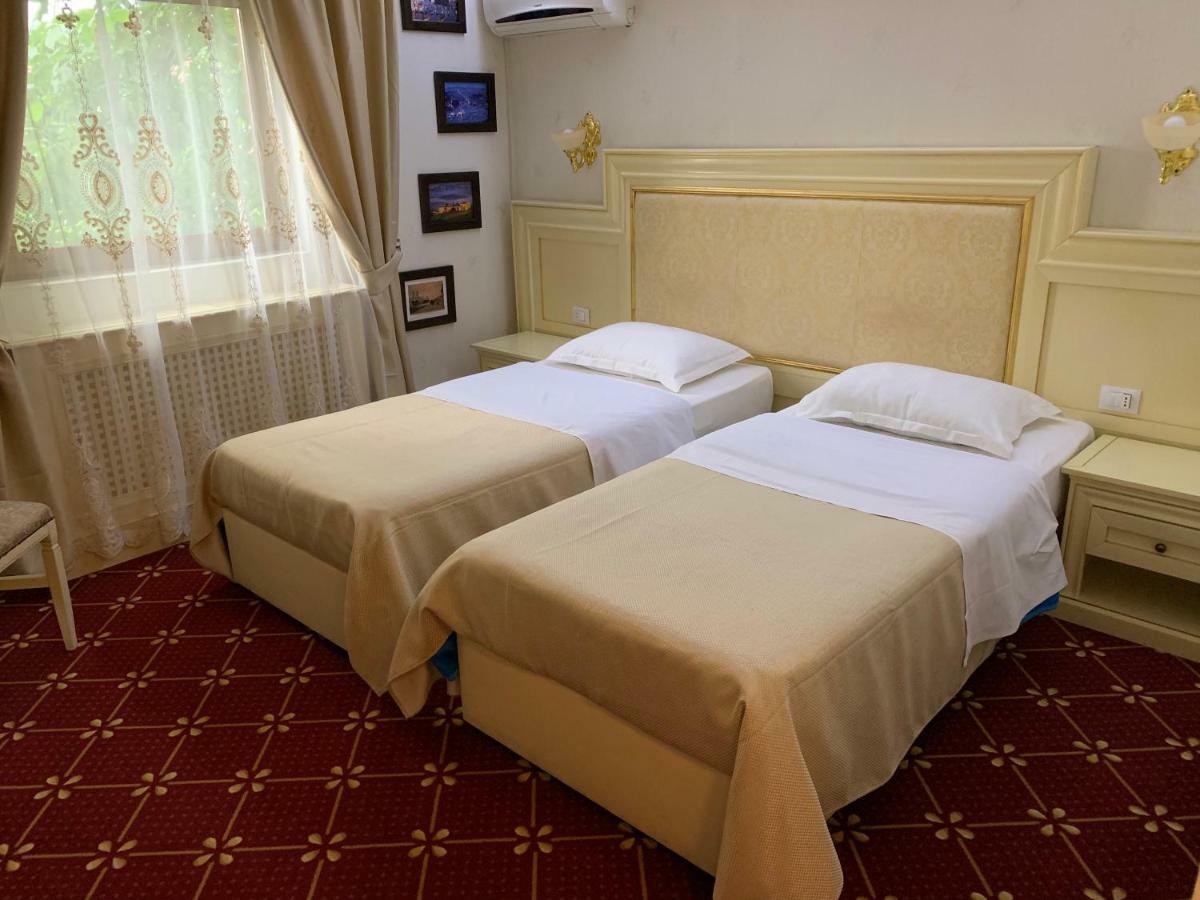 Pensiunea La Plopii Fara Sot Iasi Esterno foto